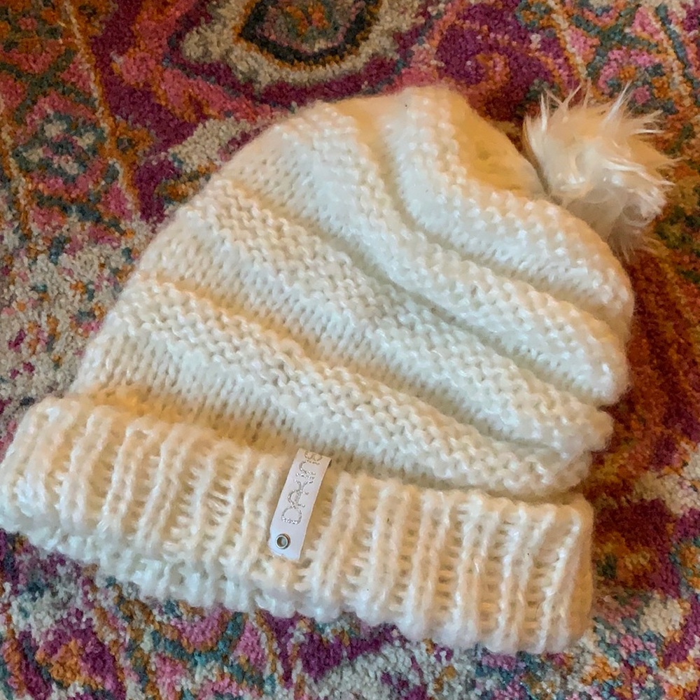 White Pom slouch Dakine beanie